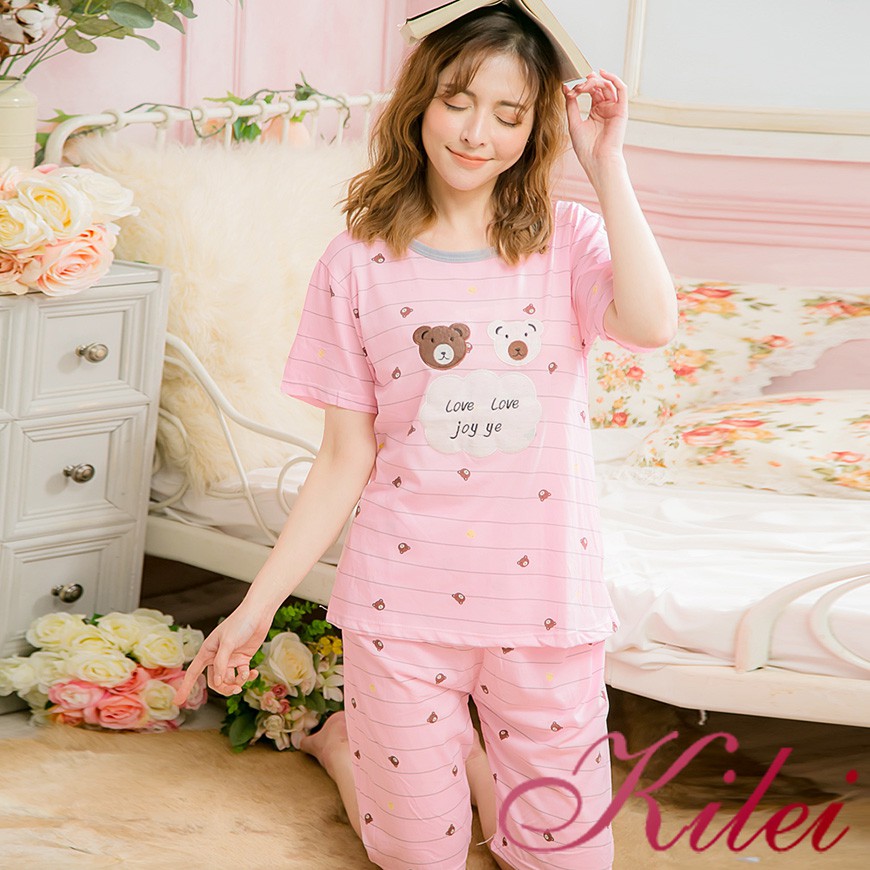 【Kilei】小熊貼布條紋英字牛奶絲短袖二件式睡衣組XA4031-02(童心粉)全尺碼