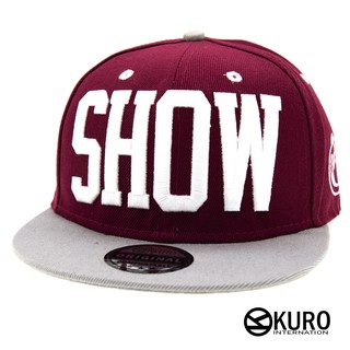 KURO-SHOP棗紅色灰色帽沿白色繡線SHOW電繡潮流平板帽棒球帽