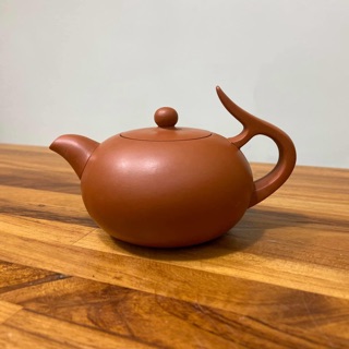 ［Chengyuan***］正港早期鶯歌壺♦️鶯歌製 朱泥 翹把小圓珠壺 茶具 茶壺 容量：約160cc