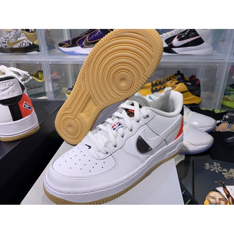 限時特價 全新台灣公司貨 NIKE AIR FORCE 1 NBA 鐵牌 AF1 女鞋 CT3842-101 另售男鞋