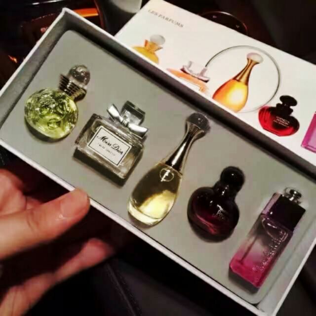 Dior香水五件組
精緻原裝禮盒搭配小提袋