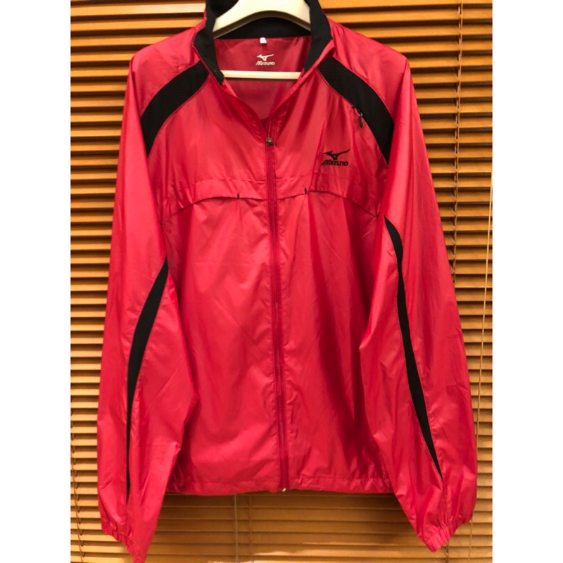 MIZUNO (美津濃)紅色薄款風衣外套（正櫃商品。偏小版的XL、衣長67 胸寬61 男、女皆可）