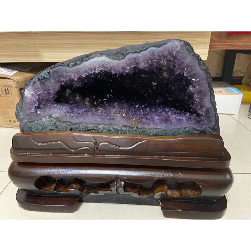 紫鈦水晶洞-含座寬35高26厚17公分/重23公斤（裸寬30深12高13公分/重14公斤）