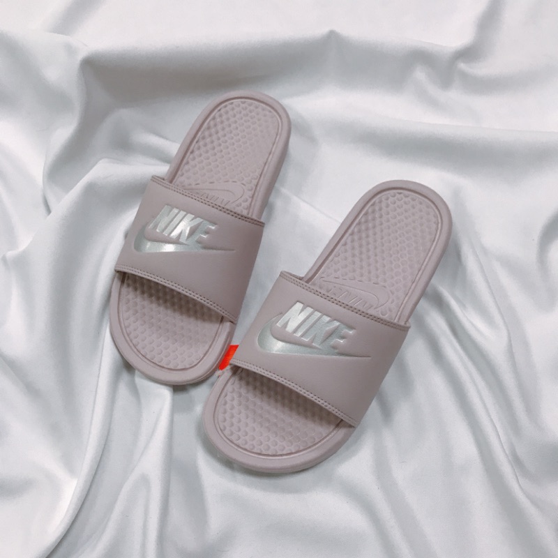 -FIT-NIKE Benassi JDI W PINK 343881-614 粉紫 紫芋 銀勾 拖鞋 海灘鞋 休閒涼鞋