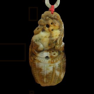 回頭貔貅米籮古錢如意把玩/吊飾 天然緬甸玉老三彩「A貨附保証書」大塊鵝卵玉石雕，玉質細膩凝潤，色澤耀眼【歡喜金恩珠寶】