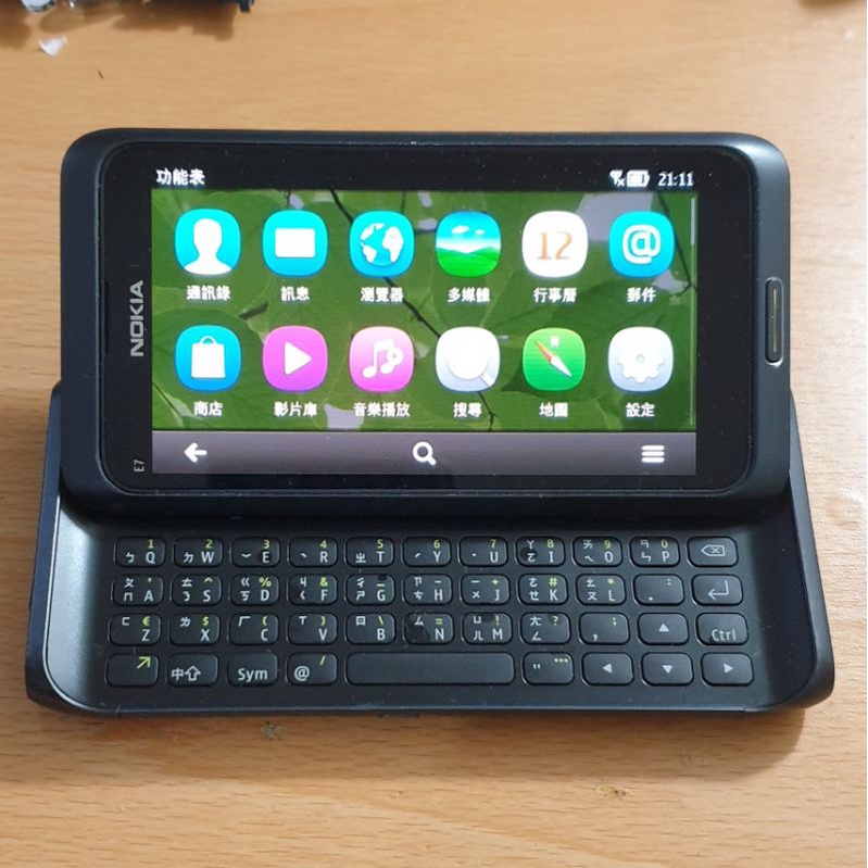 出清經典收藏 Nokia E7-00   4吋 灰黑色   QWERTY 鍵盤  側滑蓋手機  外觀約9成新