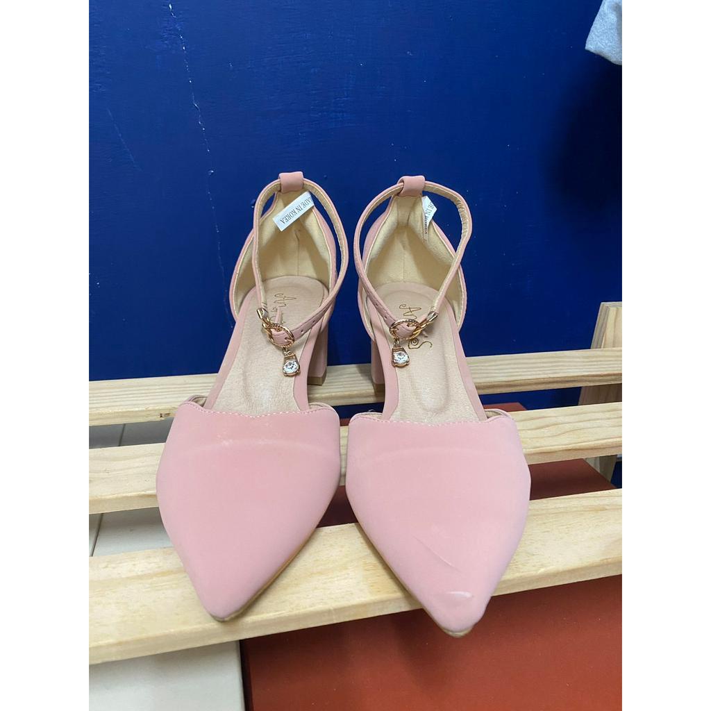 Ann'S 二手粉色女鞋，波浪花邊單鑽吊飾，低粗跟尖頭婚鞋（誠可議）