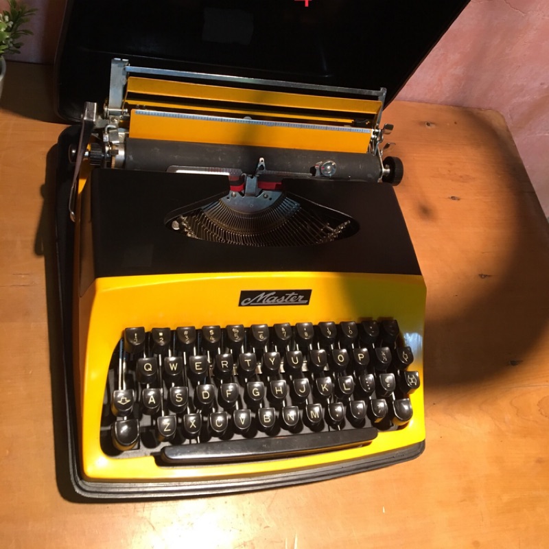 T4早期黃色打字機(s)...附影片、稀有變換色帶轉輪、功能正常、超好打的、最佳收藏機型#打字機#收藏#測#