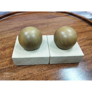 臺灣逍楠按摩手珠 2顆直徑3.9公分臺灣檜木底坐長6公分寬6公分厚2公分