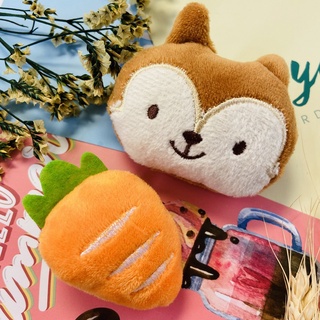 現貨 ▶ 絨毛布偶別針【J005】不含運滿$50出貨 胸針 徽章 裝飾 玩偶 禮物 羊毛氈 娃娃 毛絨 松鼠 紅蘿蔔