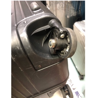 維修rimowa 原廠零件箱身裂開墊角拉桿鎖頭板金清潔 整理貼紙髒污 蝦皮購物