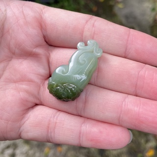天然和田玉 俄碧玉鴨蛋青帶皮如意吊墜
