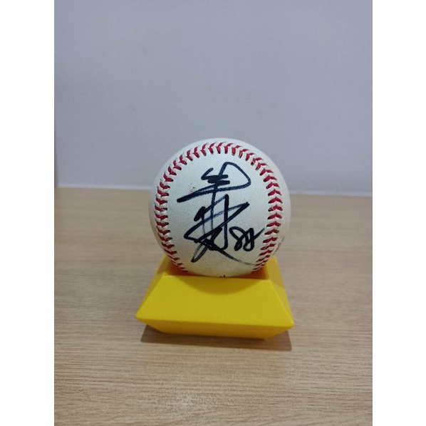 樂天桃猿 朱育賢簽名球 中職比賽用球 附球盒(3圖)，850元