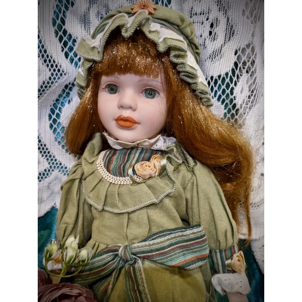 個人收藏陶瓷娃娃綠色眼睛戴帽裝洋娃娃