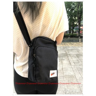 帝安諾-NIKE HERITAGE SMIT 黑色 復古LOGO 側背小包 BA5809-010 CK0988