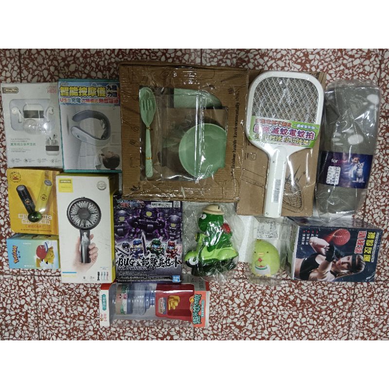 娃娃機商品--藍牙耳機、按摩儀、刮鬍刀、風扇、電蚊拍、餐具組、模型玩具、雜物，整圖賣。