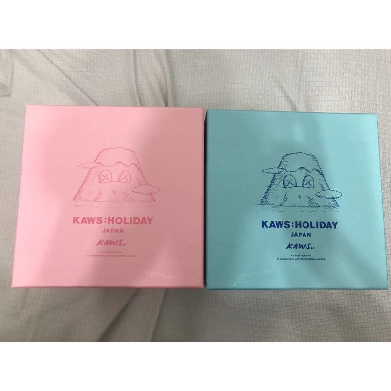 全新 現貨 Kaws Holiday：Japan 富士山 玩偶 粉色/藍色 一組賣只要10200元