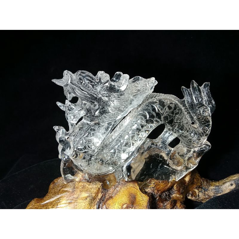 《晶華》水晶 白水晶 祥龍 雙面立體鏤空雕刻 附根雕木座 尊貴吉祥權力的象徵   08BI02