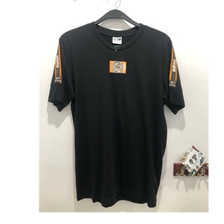 大罐體育👟 PUMA 流行系列復古籃球風短袖T恤 潮流 復古標 黑橘 男款6 57951601