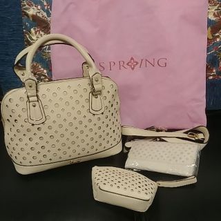 [R小舖] 典雅 SPRING 米白色 古典圓形菱格紋 貝殼包 手拿包 長夾 三件組 附粉色SPRING購物袋
