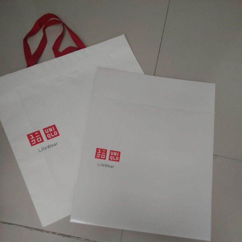 優衣庫 Putih Uniqlo 白色大號禮盒和紙袋