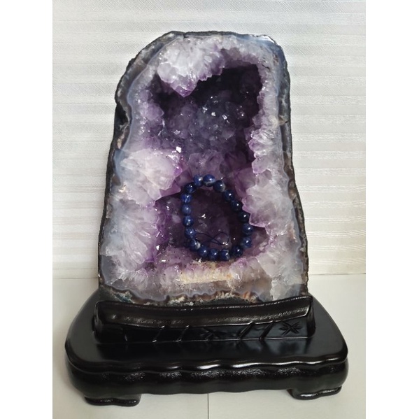 巴西紫水晶、紫晶洞，共生方解石，8（發）字型，洞深4公分，大牙晶體，內帶晶花，淨重6.85公斤（不含底座），附贈訂製底座