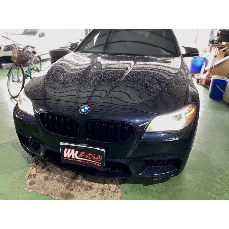 沃克國際-BMW F10後期碳纖維牛角後視鏡殼/雙槓亮黑水箱罩