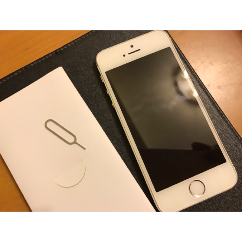 二手iPhone 5s 銀色16G $5988 含全新充電器跟豆腐頭