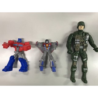 變形金剛玩具x2和軍人玩具x1