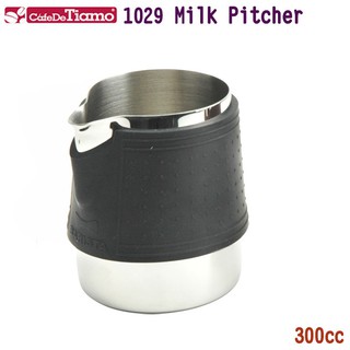 【樂活咖啡館】Tiamo 拉花杯附矽膠杯套300cc-黑色另有咖啡色(咖啡器具) ..新品上市