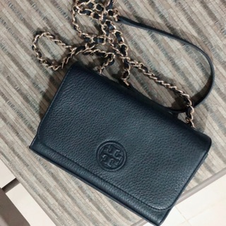 TORY BURCH BOMBE 縫線LOGO荔枝紋皮革掀蓋式金屬鍊帶斜背包