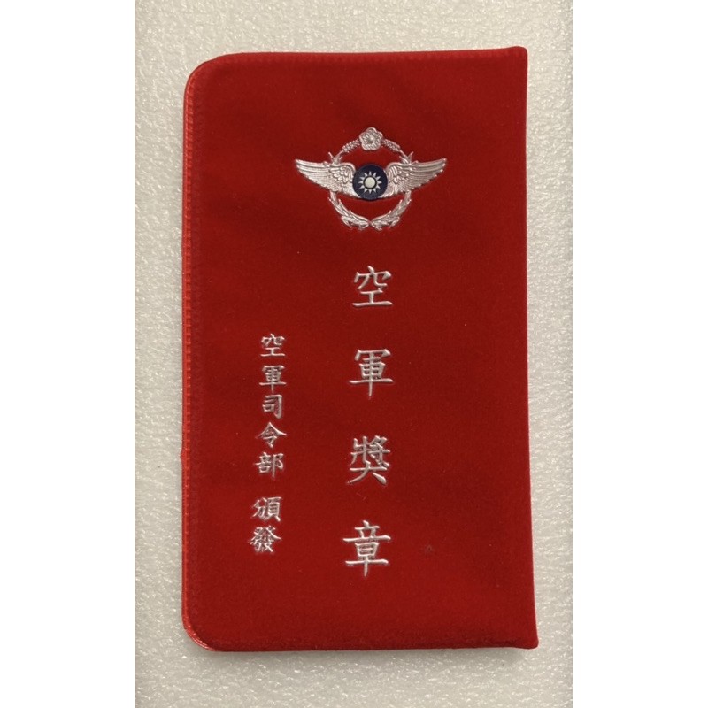 寇子精選：二手空軍獎章紅色絨布套附紙卡（適用空軍各種獎章/有使用過的痕跡)