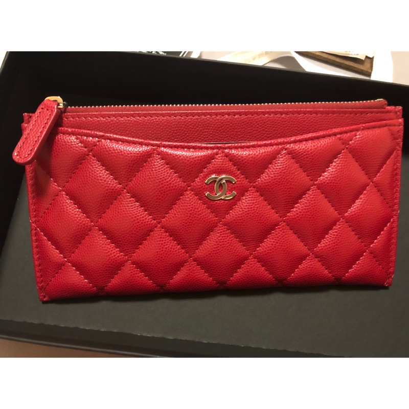 ☆艾比精品☆ CHANEL A81462 全新香奈兒紅色荔枝牛皮金雙C LOGO 扁式拉鍊長夾