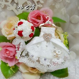 💗 心之芳DIY手作工坊 💗【精緻純手工縫製】~小禮服鑰匙圈吊飾【白紗小禮服】+【純手工花球】