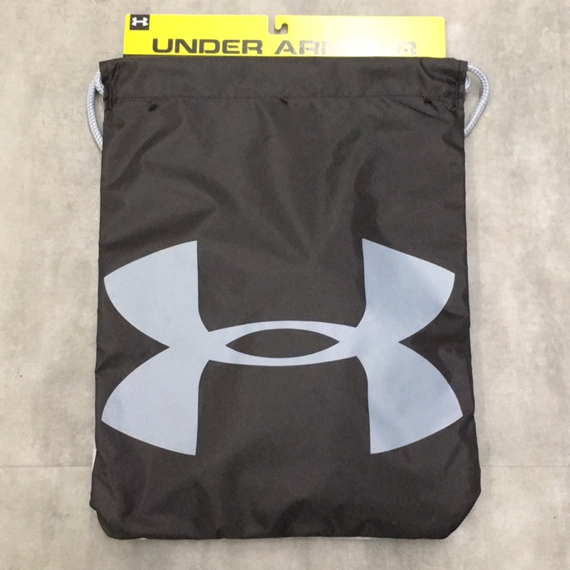 UA UNDER ARMOUR 輕便 防潑水 大logo 鞋袋 後背袋 束口袋 黑/鋼鐵灰 1240539-001