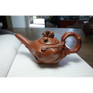 宜興手工紫砂茶壺-朱泥-三足長嘴雙猴靈芝壺-早期收藏