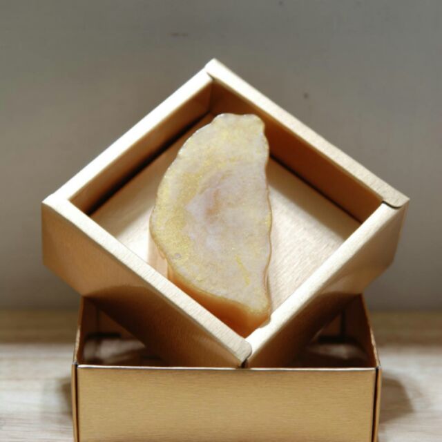 台灣黃金皂禮盒組。金箔外盒，內含金粉台灣皂，特色商品。