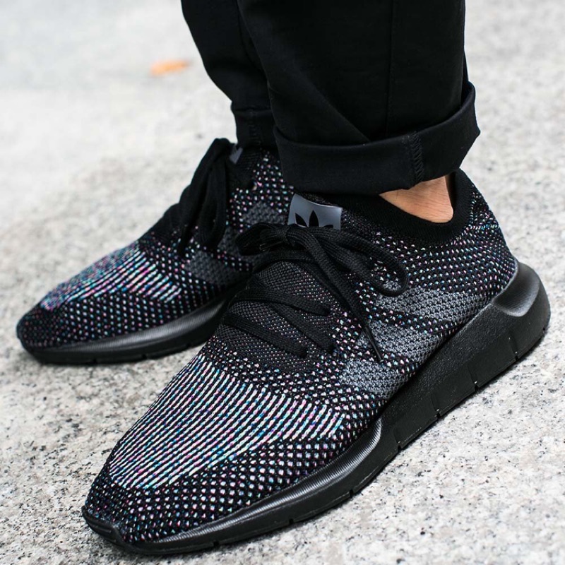 《adidas Originals 》Swift Run Primeknit PK 黑 彩虹襪套慢跑鞋 CG4127