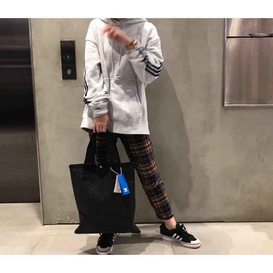 現貨iShoes正品Adidas Shopper 3D 男女款三宅一生黑菱格紋購物袋手提袋DY2969 | 蝦皮購物