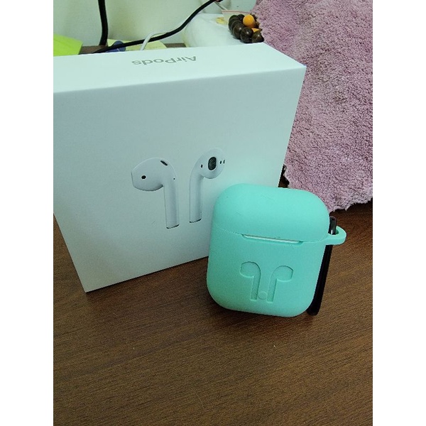 apple airpods2 二代 8.8成新 內盒一樣通病就是些微髒污 有用貼膜處理 勿直接下標 聊聊聊價錢