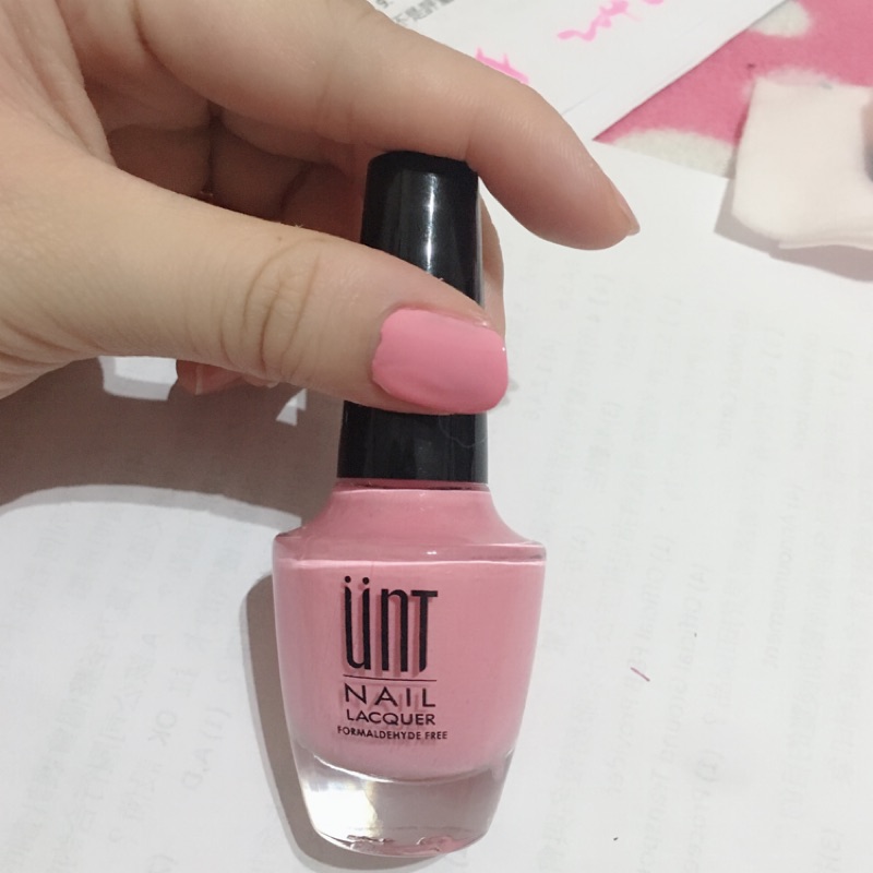 UNT粉色指甲油 全新 （照片第一次試擦）