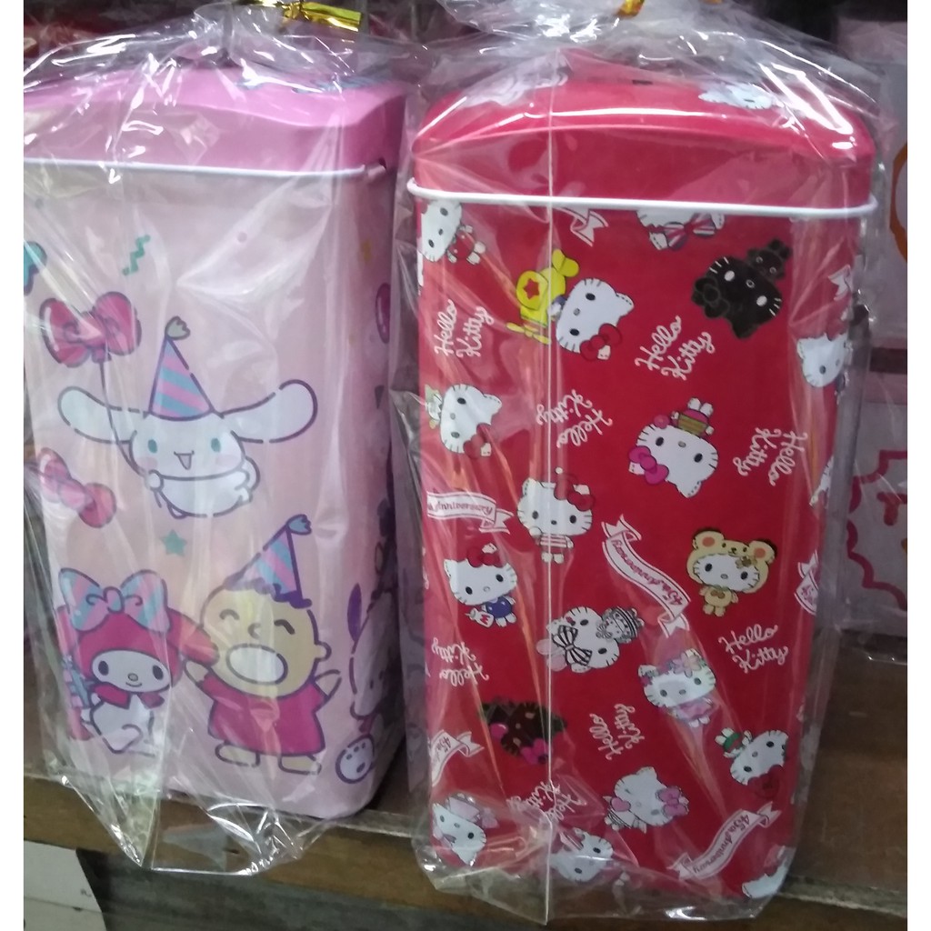 日本 SANRIO 三麗鷗 Hello Kitty 凱蒂貓 方形 鐵罐 辦公室 撲滿 存錢筒 存錢桶(兩色可選)