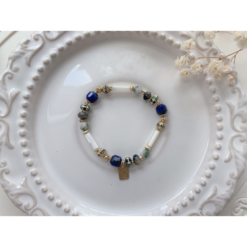 ［喜喜］｛青花瓷｝✧白珠貝+青金石+藍彼得石+玉化海藻玉✧黃銅手鍊