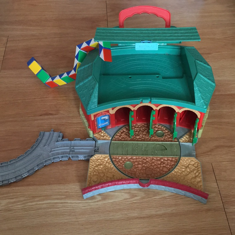 二手玩具 小火車 車庫 （7成新）
