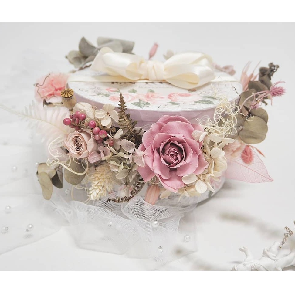 乾燥花禮物盒設計永生玫瑰芒萁太陽花木百合羽葉太陽花擴香花不凋繡球加那利小紫薊胡椒果松蟲草尤加利葉