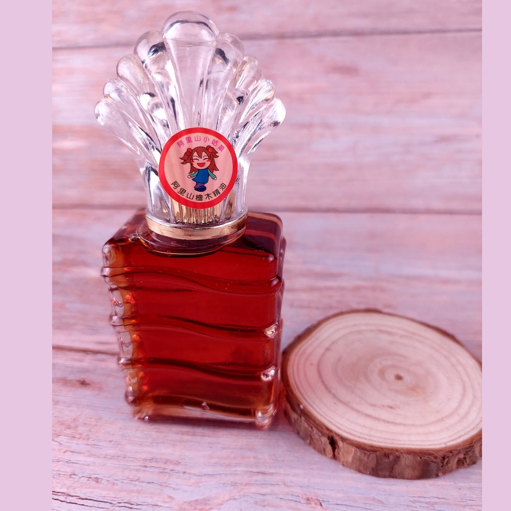 【阿里山小姑娘】阿里山檜木精油70ml(附吸取吸管)阿里山檜木精油，呈紅金色透明狀，有濃濃的阿里山檜木香