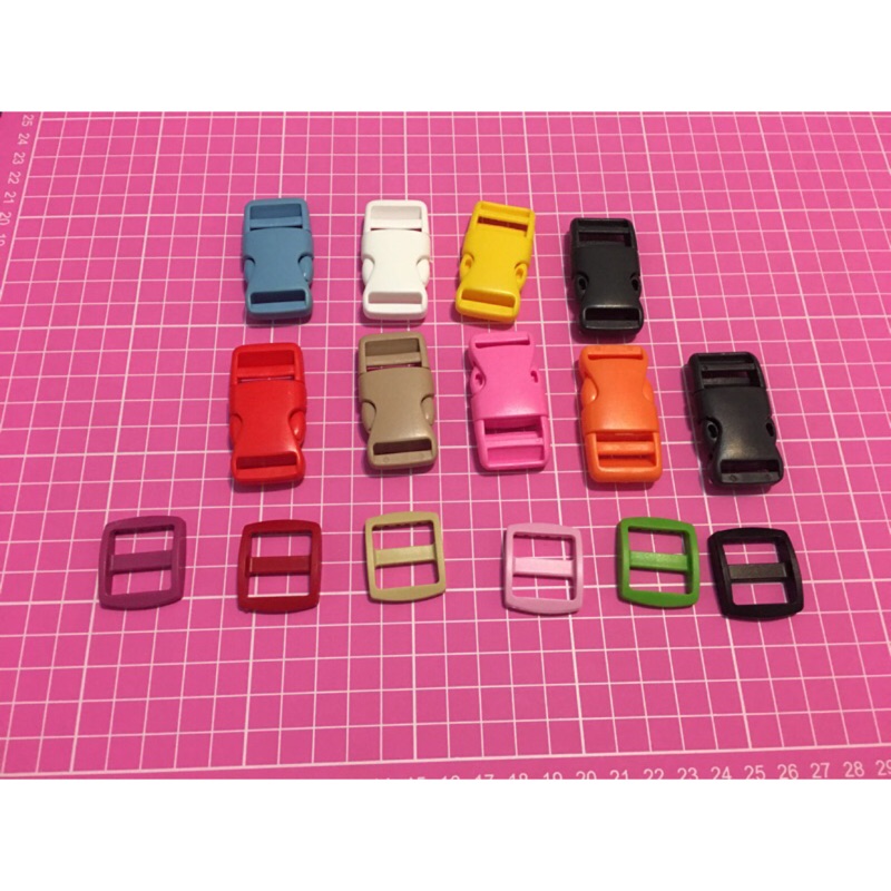 ✤塑膠飾品配件✤2公分 彩色塑膠插扣扣環飾品，日字結適合用於2CM內的緞帶喔!!背包掛飾衣物等調節長度物品～