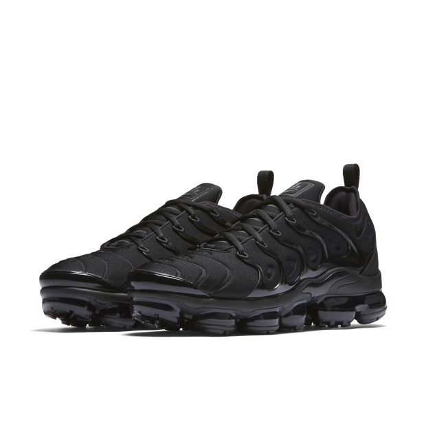 nike vapormax plus black grade school