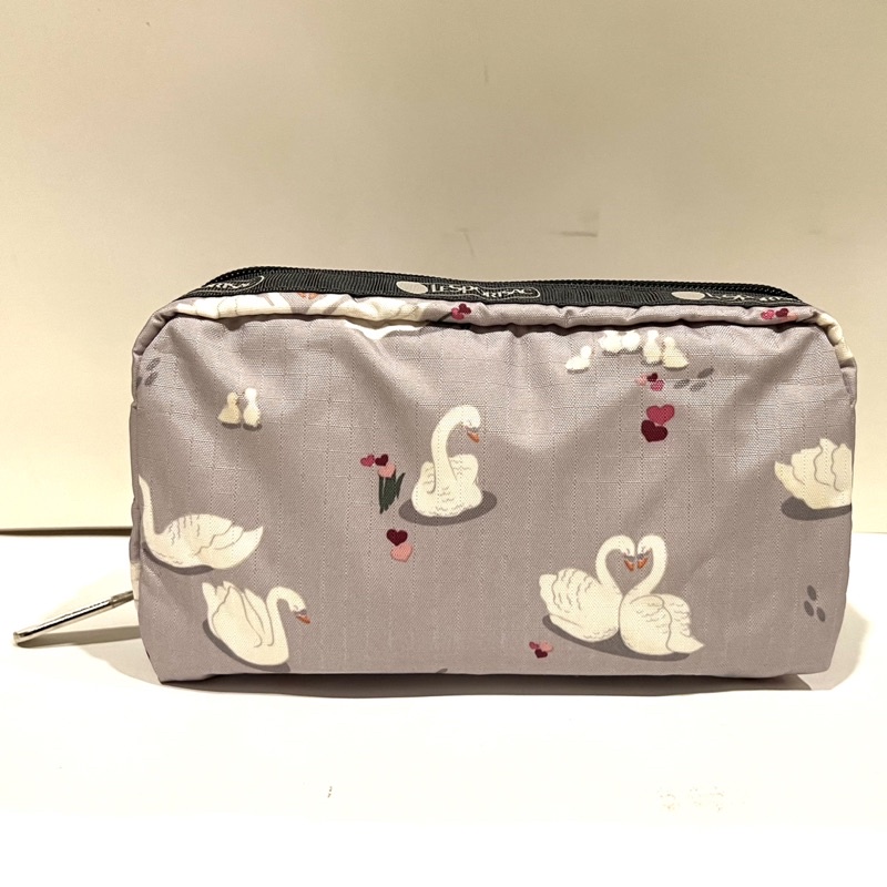 正品LeSportsac 6511中號 天鵝 白天鵝 防水輕量 盥洗包 化妝包 收納包 手拿包 零錢包鑰匙包 筆袋 禮物