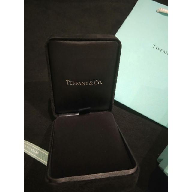 全新 Tiffany&amp;co 原廠 項鏈盒，項鏈盒 小綠盒 緞帶 ，保證真品。特價1000元。